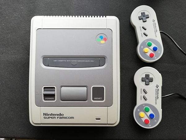 4. Nintendo'nun efsanevi oyun konsolu Super Famicom Set, oyun dünyasında adeta bir devrim yaratmıştır.