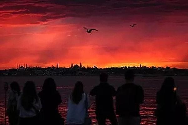 İstanbul, günlerdir sıcak havanın etkisi altında. Bunaltan sıcaklıklara  yağan yağmur ile ara verilirken, gün batımında gökyüzünün kızıla boyandığı anlar dikkat çekti.
