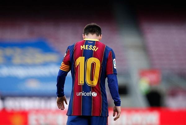 Altyapısından yetiştiği Barcelona'da sayısız başarıya imza atarak herkesi kendine hayran bırakan Lionel Messi, 2021 yazında efsaneleştiği kulüpten ayrılma kararı almıştı.