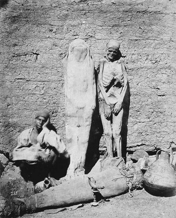 10. Kültürel eserler olarak görülmeden önce Büyük Giza Piramidi yakınında duran mumyalar. (1865)