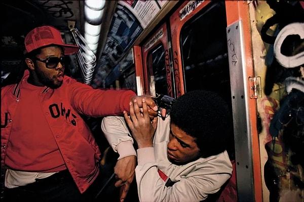 12. Bir gizli polis memuru New York metrosunda bir soyguncuyu yakalarken. (1985. Fotoğraf Bruce Davidson tarafından çekilmiştir.)