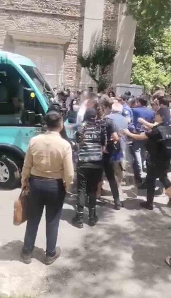 İETT'nin Büyükada'ya getirdiği minibüsleri protesto eden grupta yer alan 10 kişi, araçların önüne geçip bunların çalışmasına engel olduğu gerekçesiyle gözaltına alındı.