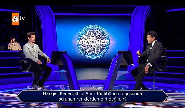 Ancak Fenerbahçe taraftarı olan Vardarer, "Hangisi Fenerbahçe Spor Kulübünün logosunda bulunan renklerden biri değildir?" sorusuna yanlış yanıt verdi.