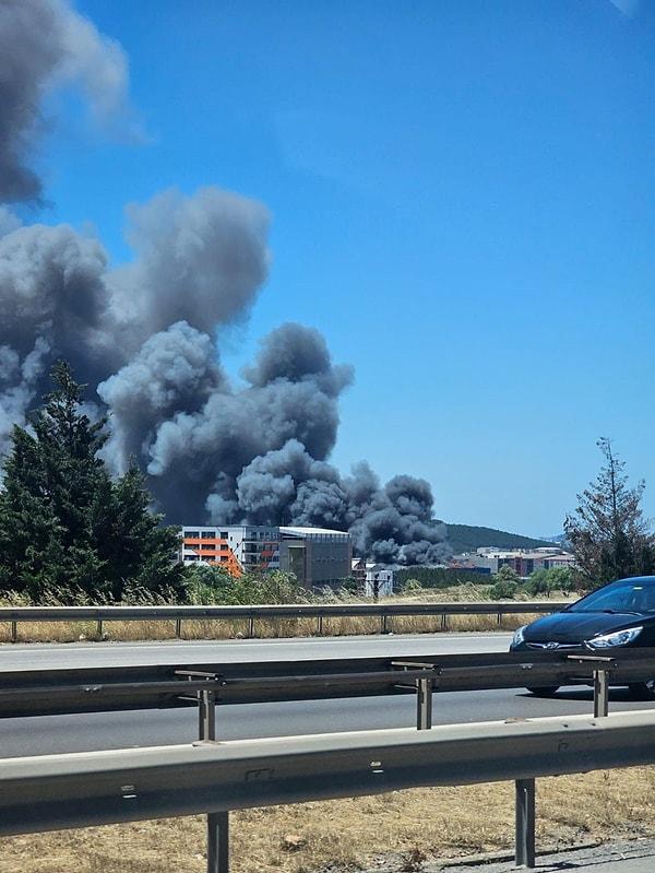 Saat 12.45 sıralarında İstanbul Deri Organize Sanayi bölgesi içerisinde yer alan otomobil yedek parçası üreten fabrikada yangın çıktı.