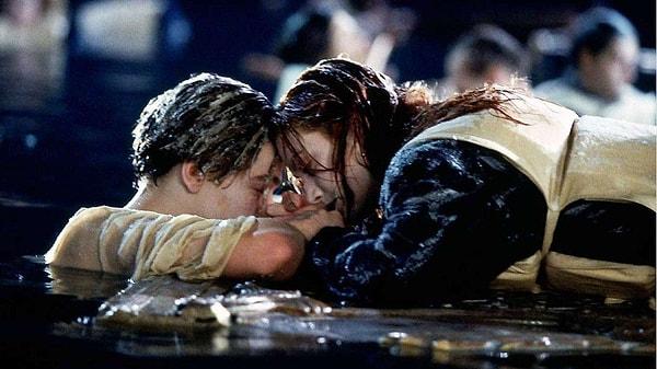 Leonardo DiCaprio ve Kate Winslet'ın başrollerini paylaştığı film, Titanic gemisinin batışını konu almış ve aralarında sınıf farkı olan Jack ile Rose'un dokunaklı aşkını anlatmıştı.
