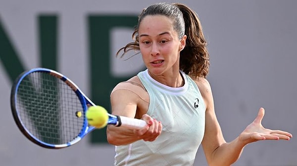 Milli tenisçi Zeynep Sönmez, Almanya’da düzenlenen WTA 500 Turnuvası’nda dünya 58 numarası Arantxa Rus’u 2-1 yenerek bir WTA 500 turnuvasında ilk kez ikinci tura yükseldi.