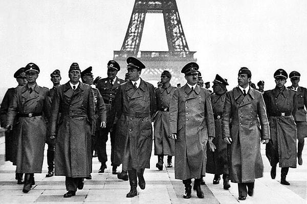 3. 1940 yılında Hitler ve generalleri Eyfel kulesinin önünde yürüyor.