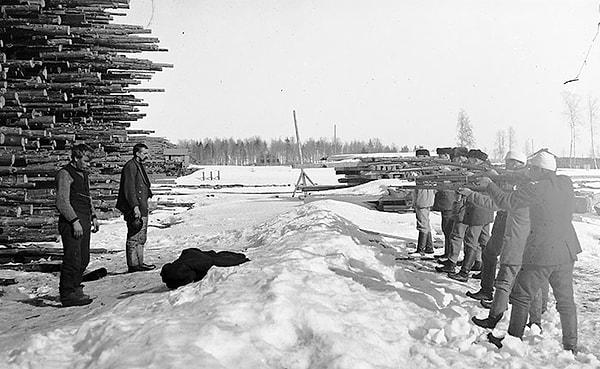 12. Finlandiya'da infaz edilen Red Rebels adlı isyancılar.