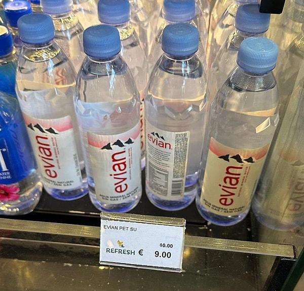 Bir Fransız markası olan Evian marka suyun fiyatı ise Sabiha Gökçen Havalimanı'nda 9 Euro olarak belirtilmiş, yani yaklaşık 315 TL.