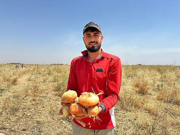 Mehmet Kaya, kışın soğan 50 TL’ye satılırken kendisinin şu an 5 TL’ye satamadığını ve tüccarların 2-3 TL fiyat vermesinin maliyeti karşılamadığını anlattı.