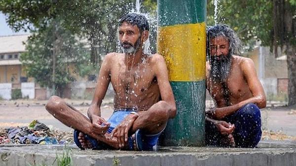 Hindistan, aşırı sıcaklar ile mücadele ediyor. Ülkenin kuzeyinde etkisini arttıran aşırı sıcaklar nedeniyle can kayıpları yaşandı.