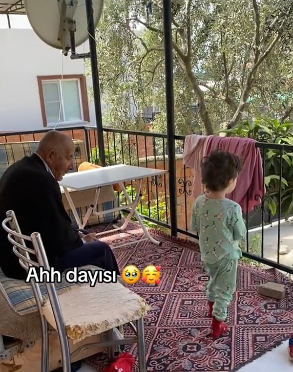 “Dayımızın özel durumundan dolayı bu hassasiyeti” notuyla paylaşılan videoda tatlı çocuk dayısına karşı öyle güzel davranıyordu ki hepimizi etkisi altına aldı.