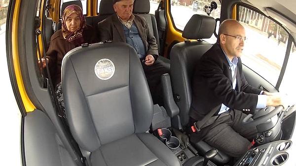 Dönemin Maliye Bakanı olan Mehmet Şimşek de “Meclis Taksi” programına konuk olmuş ve taksi sürerek vatandaşlarla görüşmüştü.