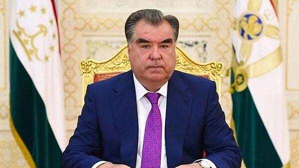 Tacikistan Cumhurbaşkanı İmamali Rahman, 2017 yılında yaptığı bir konuşmada "kadınların kullandığı başörtüsü ve siyah giysilerin Tacik geleneklerine uygun olmadığını ve uzun sakal bırakmanın dinle ilişkisinin bulunmadığını" söylemişti