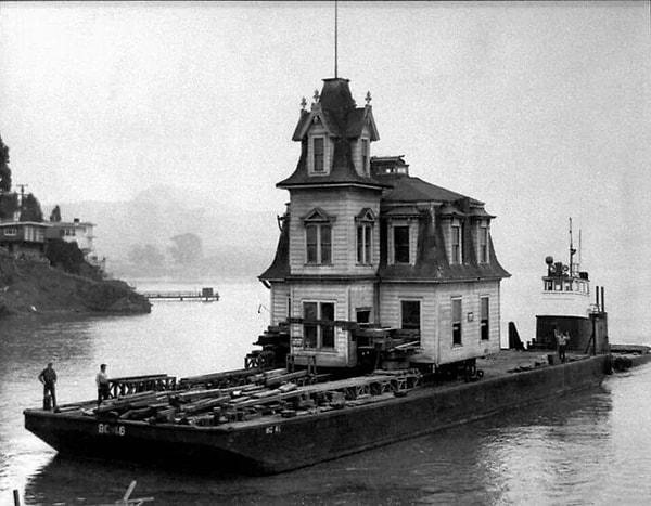 11. 1957 Yılında Kaliforniya'da tekneyle taşınan Viktorya döneminden kalma bir ev.