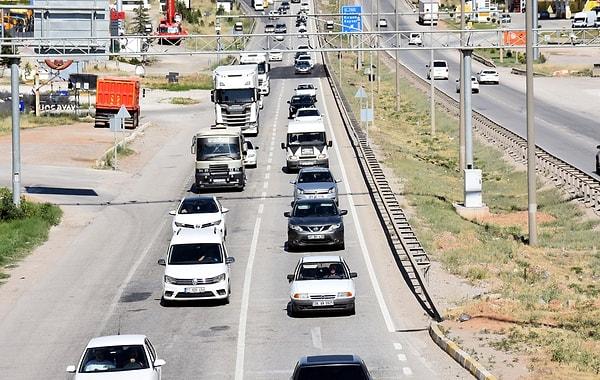 Polis ve jandarma ekipleri, trafik akışını sağlamak için yol üzerindeki önemli kavşaklarda önlem aldı. Sürücüler, dikkatli olmaları konusunda uyarıldı. Yetkililer, İstanbul'a dönüş trafiğinin pazar akşamına kadar sürmesini beklediklerini belirtti.