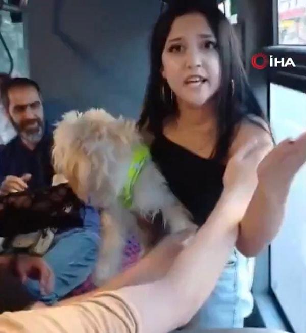 Otobüse binen kadının köpeğinin ağızlığı yoktu ve yolcular köpekle otobüse binemeyeceğini söyleyerek inmesini istedi.