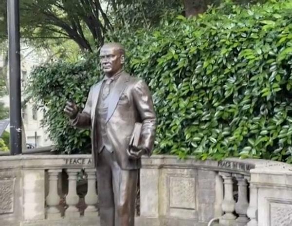 Amerika'nın başkentindeki "Yurtta barış, dünyada barış" yazılı Atatürk heykelini gören bir sosyal medya kullanıcısı, heykelin görüntülerini paylaşarak bizleri bir kez daha gururlandırdı.