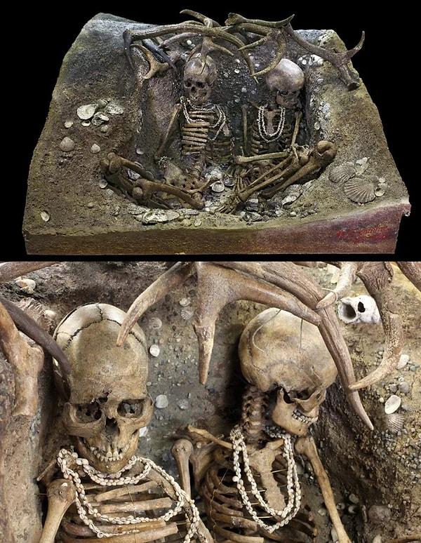 10. Téviec'te M.Ö 6740-5680 yılları arasına tarihlenen ve şiddetli bir şekilde ölen iki kadının iskeletleri, boynuzlardan oluşan bir "çatı" altına gömülmüş ve deniz kabuklarından yapılmış kolyelerle süslenmiş olarak bulundu.