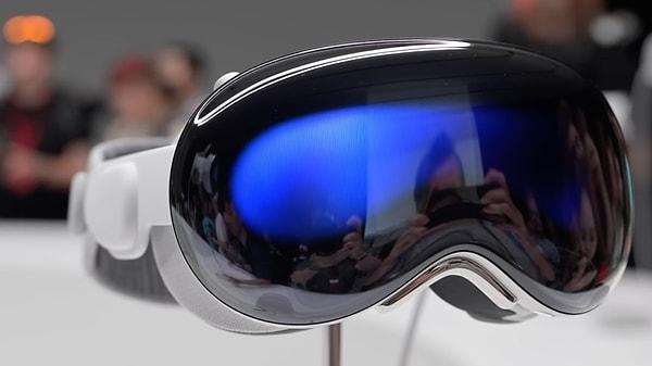 Apple, bu yılın başlarında satışa sunduğu sanal gerçeklik başlığı Apple Vision Pro'nun yeni ve daha uygun fiyatlı bir versiyonu için kolları sıvadı.