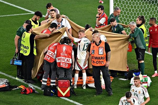 Barnabas Varga, maç esnasında kafasına aldığı darbeyle yere yığıldı. Ardından Macar futbolcular, takım arkadaşlarına sağlık görevlileri müdahale ederken oyuncunun etrafına battaniye ile set ördü.