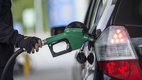 Benzin ve motorinde artık rutin hale gelen zam haberlerine bir yenisi daha eklendi. 24 Haziran Pazartesi gecesi itibarıyla benzin ve motorine brent petrol fiyatlarındaki dalgalanma nedeniyle zam var.