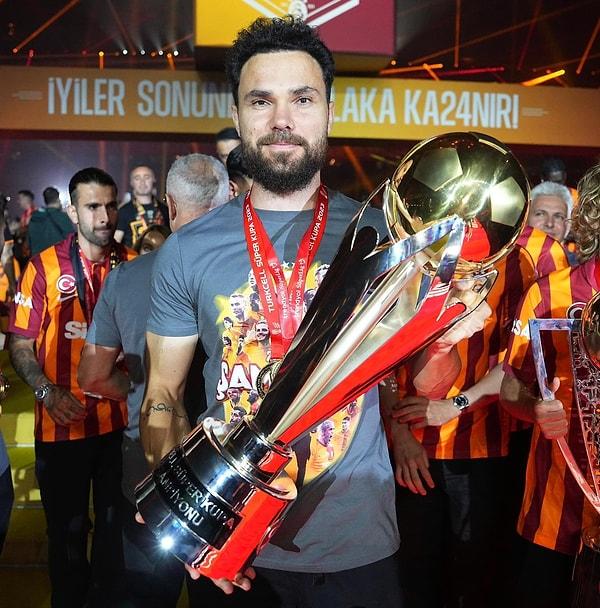 Son 2 sezonu şampiyon tamamlayan bir Galatasaray var. Sizce hangi şampiyonluk daha zordu?