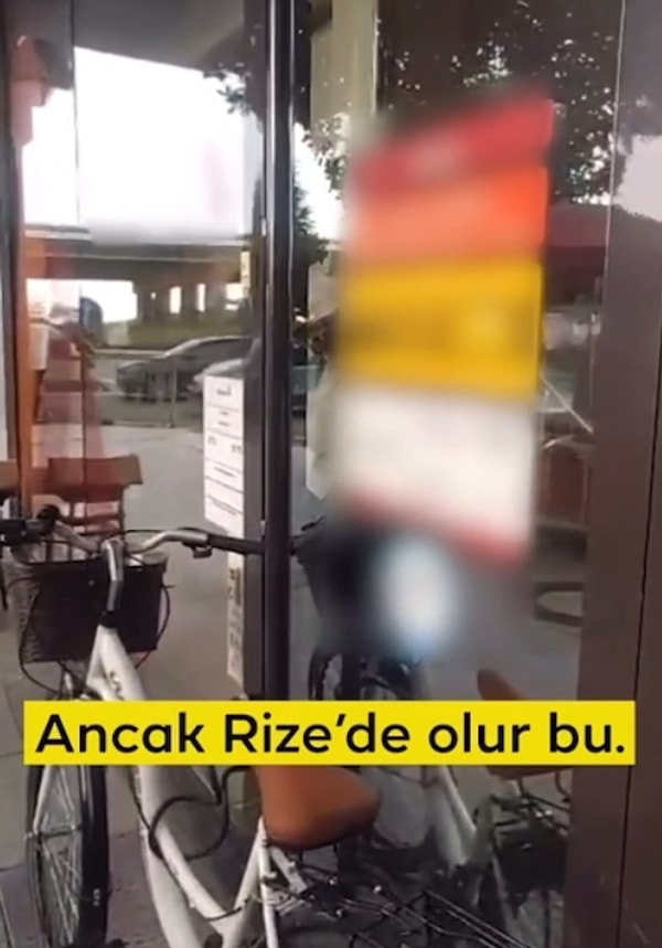 Merkezdeki Çarşı AVM’de yaşanan olayda bir vatandaş özel bir bankanın kapısına bisikletini bağlayarak yoluna devam etti.