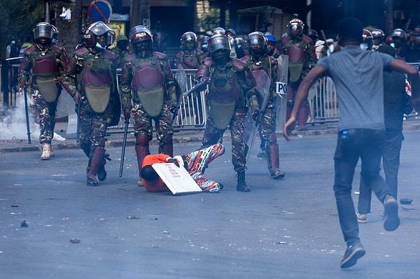 Başkent Nairobi'deki göstericiler, yasa tasarısının parlamentoda kabul edilmesinden kısa bir süre sonra polis engelini aşarak binayı bastı. Protestocular parlamento binasının bir kısmını ve girişteki güvenlik güçlerine ait bir aracı ateşe verdi.
