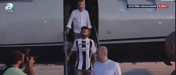Rafa Silva, Beşiktaş’ın yeni sezonda giyeceği forma ile uçaktan iniş yaptı.