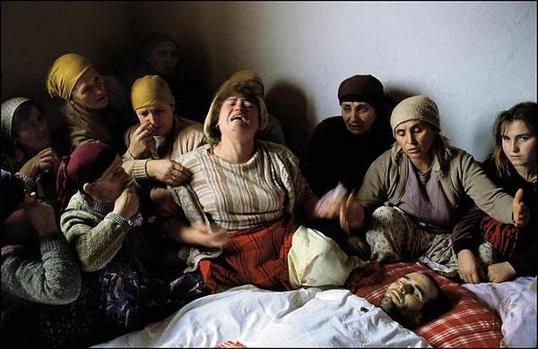 3. Bir protestoda öldürülen oğlunun yasını tutan bir anne. (Kosova 1990)