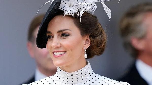 Hatırlarsanız Kate Middleton geçtiğimiz aylarda ortadan kaybolmuş ve hakkında bir sürü komplo teorileri ortaya atılmıştı. Ancak daha sonra kanser tedavisi gördüğü haberleri basına yansımıştı.