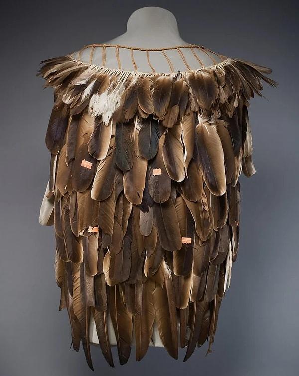 3. Amerika'nın yerlilerinden olan Wailaki halkına ait akbaba tüyünden yapılmış pelerin. (1800)