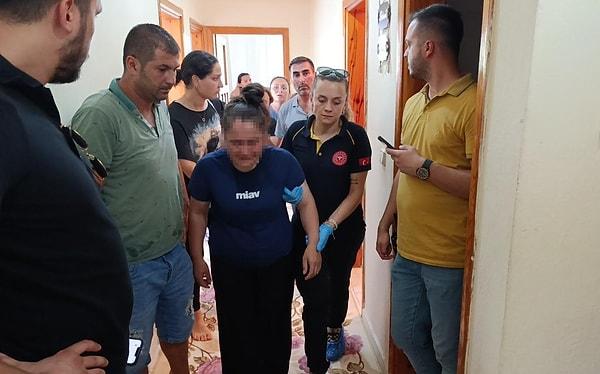 Antalya’nın Manavgat ilçesinde yaşayan Ayşe D. isimli kadın, sabah saatlerinde evine maskeli bir kargocunun geldiğini ve kızıyla birlikte kendisini tehdit ederek evi soyduğunu ifade ederek polise başvurmuştu.