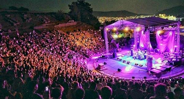 “Geçenlerde 13 bin kişilik Antik Tiyatro’da konser vereceği haftalar öncesinden ilan edilen 4 popçudan biri 8, diğeri 12, öteki ikisi de 10’ar adet bilet satabildi.”