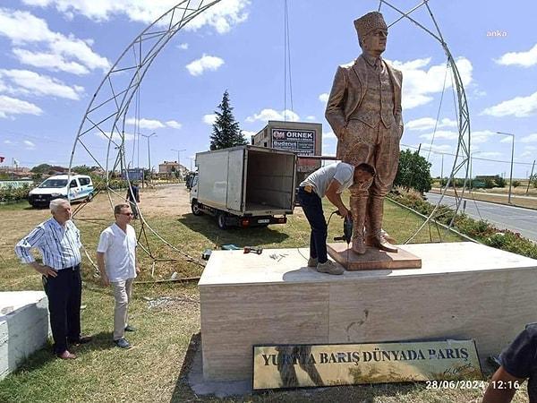 İlçeye İstanbul Büyükçekmece Belediye Başkanı Hasan Aygün’ün hediye ettiği Atatürk anıtı koyuldu.