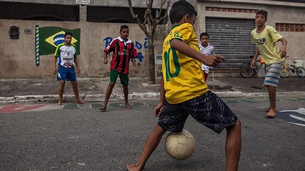 Brezilya futbolunun büyüsünü hepimiz biliriz, değil mi? O efsanevi futbolcuların hepsi, Pele'den Neymar'a kadar, sokaklarda futbol oynayarak büyüdü.