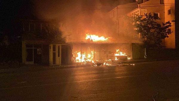 Olayın ardından toplanan kalabalık, yabancı uyruklu şahıslara ait dükkanlardan bazılarını ateşe vererek, araçlarını devirdi.