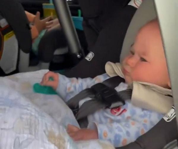 Annesini görmeden rahat yolculuk yapamayan sevimli bebek sosyal medyada beğeni topladı.
