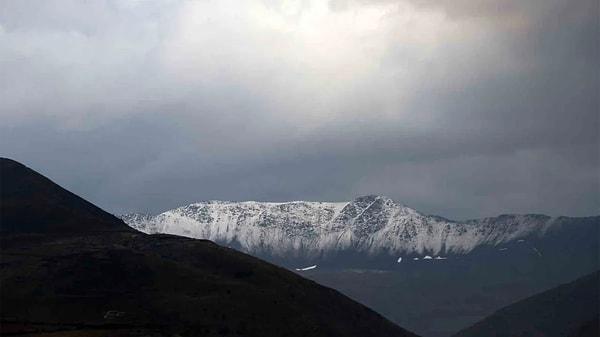 Erzincan’da temmuz ayında kar sürprizi yaşandı. Kentte aralıklı görülen yağmur Keşiş Dağları'nda kar yağışına dönüştü.