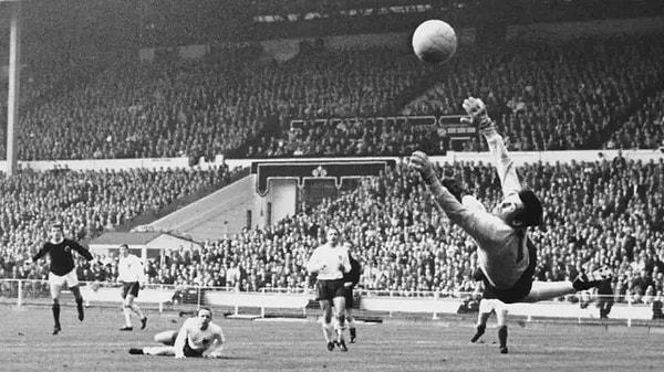 Gordon Banks, Pele'nin vurduktan sonra "gooll" diye bağırdı topu resmen ağlardan çıkarmış, futbol tarihine de ismini altın harflerle yazdırmıştı!