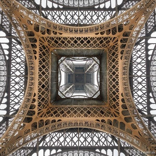 Dünyanın en çok tanınan yapılarından biri olan Eiffel Kulesi'ne bir de aşağıdan bakın. Özenle inşa edilmiş kulenin geometrik düzeni buradan kusursuz görünüyor.