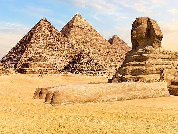 7. Dünyanın en büyük taş heykeli Büyük Gize Sfenksi, Gize Piramitleri bölgesinde göz kamaştırıyor.