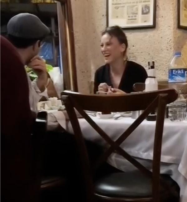 Bir restoranda baş başa romantik bir yemek yerken turistlerin kameralarına yakalanan Mert Demir ve Serenay Sarıkaya'nın gözlerden uzak geçirdiği bu anlar bakalım kimlere inandırcı gelecek?