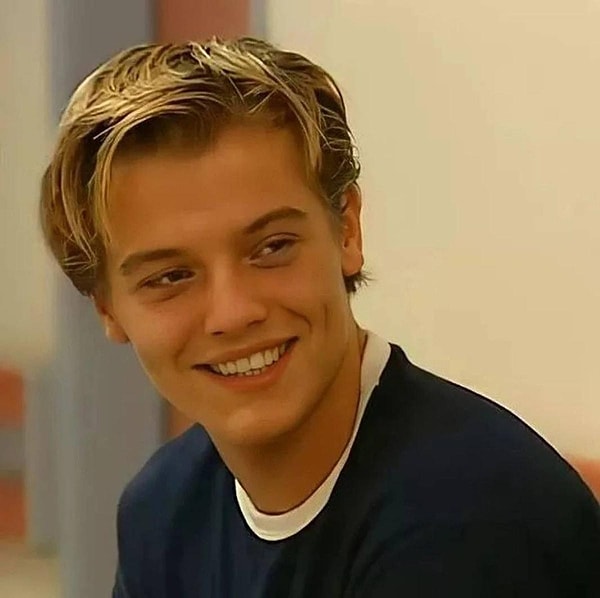 90'lı yılların sonuna ve 2000'li yılların başına damga vuran Arda Kural, hepimizin gönlüne yerli DiCaprio olarak kazınmıştı hatırlarsanız.