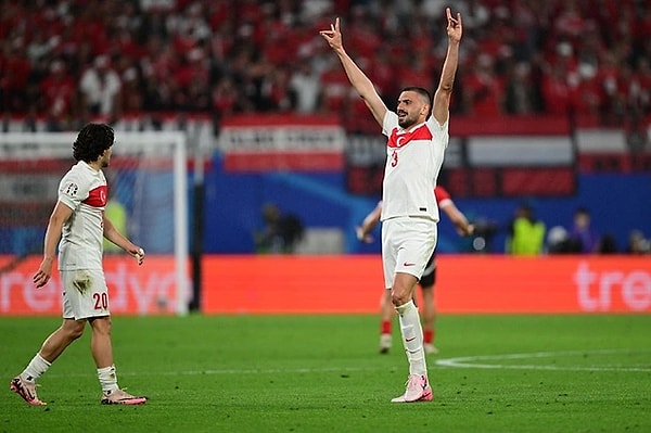 Türkiye Avusturya maçında 2 gol atarak ülkemizi çeyrek finale taşıyan Merih Demiral, gol sevincini yaptığı bozkurt işaretiyle gösterdi. UEFA, Merih Demiral'a iki maç men cezası verdi.   UEFA'nın cezasına sosyal medyadan tepki yağarken ünlü isim Oğuzhan Uğur da sessiz kalmadı.