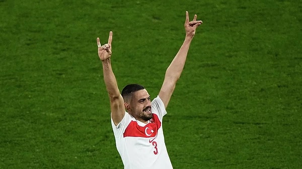 Karar sonrası topa tutulan UEFA, sosyal medya kullanıcılarından siyasetçilere birçok kişiden tepki almış, Milli Takımımıza tam destek veren ünlü isimlerimiz de olay karşısında susmamıştı.