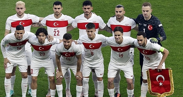 Çok istedik, çok umut ettik, olmadı. Ama takımımız her zamanki gibi şahaneydi! Helal olsun bizim çocuklara dedik, ünlü isimler de kervana katıldı! Gelin, mağlubiyetle kahrolan ünlülerimiz milli takım için neler demiş beraber bakalım!