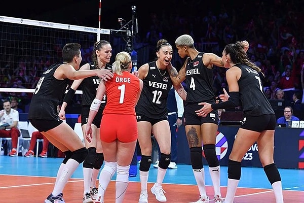 Santarelli'nin Ayça'yı smaçör formasıyla sonradan oyuna almalarını VNL'de çok gördük ama bir önceki Olimpiyat'taki as liberomuz ise Simge Aköz'dü. Bu iki isimden birininin kesileceği ise elbette ortada çünkü 3 liberoyla Olimpiyat biraz fazla lüks bir seçim olur. Simge yerine Ayça'nın Paris'e gitmesi ise son paylaşılan fotoğraftan da yola çıkılarak büyük bir sürprizin yaşanabileceğini ortaya koyuyor.