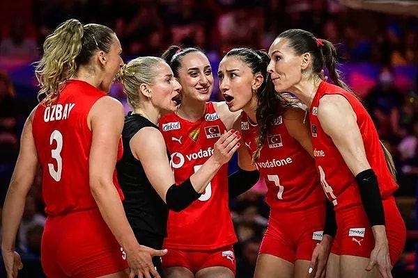 Santarelli'nin 3 libero ısrarı sonunda bitti ama şaşırtıcı bir şekilde 2 libero yerine 1 libero tercih etti. Seçimini yedeksiz oynadığı Fenerbahçe Opet'te harikalar yaratan Gizem Örge'den yana kullanan Santarelli herkesi şaşırtmayı başardı.